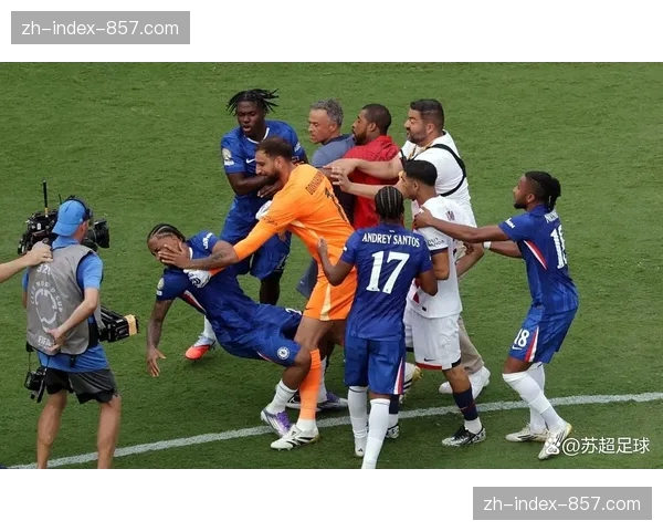 特写：斯特拉斯堡老将如何在训练中指导年轻边后卫参与反击