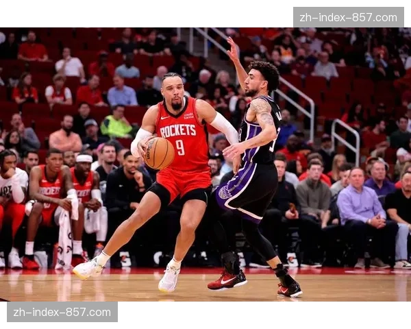 比赛中球员定位数据实时显示，新系统可追踪无球跑动热区与冲刺强度