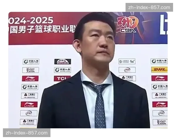 【2026年4月CBA联赛·赛中·特写镜头捕捉：广厦队教练王博在暂停时用平板电脑快速绘制战术